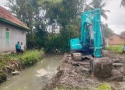 Walikota Prabumulih H. Arlan Bantu Pengerukan Sungai Jambat Akar dengan Alat Berat Pribadi