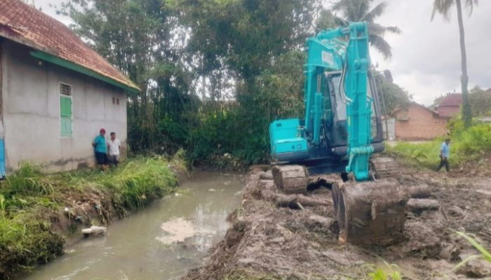 Walikota Prabumulih H. Arlan Bantu Pengerukan Sungai Jambat Akar dengan Alat Berat Pribadi