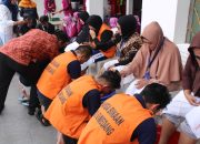 Momen Haru di Lapas Sumedang, Warga Binaan Basuh dan Cium Kaki Ibu 