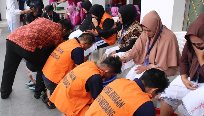 Momen Haru di Lapas Sumedang, Warga Binaan Basuh dan Cium Kaki Ibu 