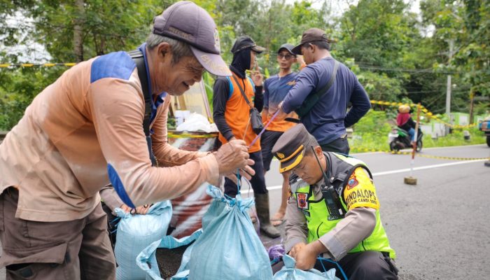 Operasi Lilin Candi 2025: Tak Hanya Amankan Gereja, Polres Purworejo Terjunkan Regu Siaga Bencana ke Lokasi Longsor