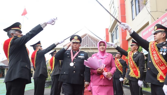 Polres Purworejo Gelar Tradisi Purna Tugas bagi 18 Personel dan PNS