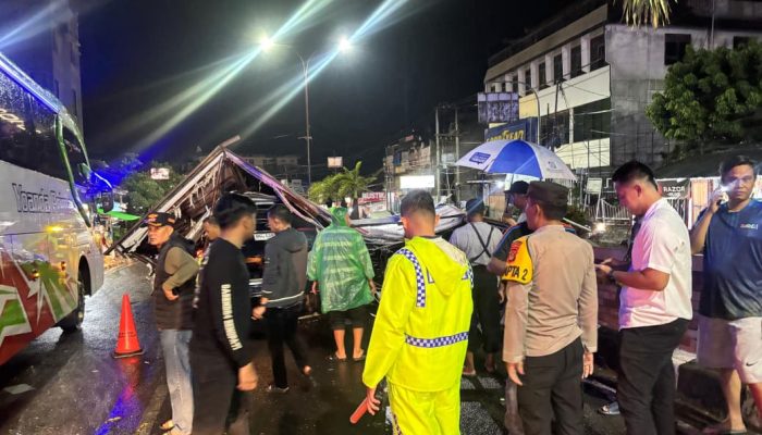 Tim Prabumulih Barat Tindak Lanjuti Lakalantas Tunggal Mobil Ditimpa Tiang Baliho