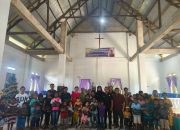 Semarak Natal, Yayasan GPS Bagi Kado Natal Kepada Puluhan Yatim Piatu Di Sabu Raijua