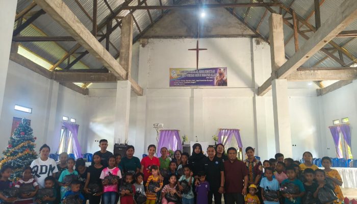 Semarak Natal, Yayasan GPS Bagi Kado Natal Kepada Puluhan Yatim Piatu Di Sabu Raijua