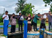 Penghujung Tahun, FKMP Berkolaborasi dengan Masyarakat Menebar Benih Ikan di Irigasi