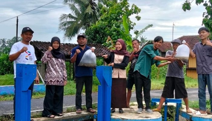 Penghujung Tahun, FKMP Berkolaborasi dengan Masyarakat Menebar Benih Ikan di Irigasi