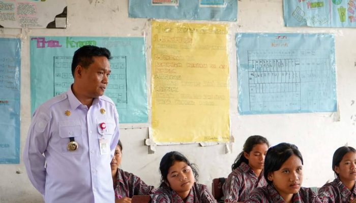 Bupati Humbang Hasundutan Kunjungi SMP Negeri 021 Sigalogo, Beri Motivasi kepada Siswa Kelas IX