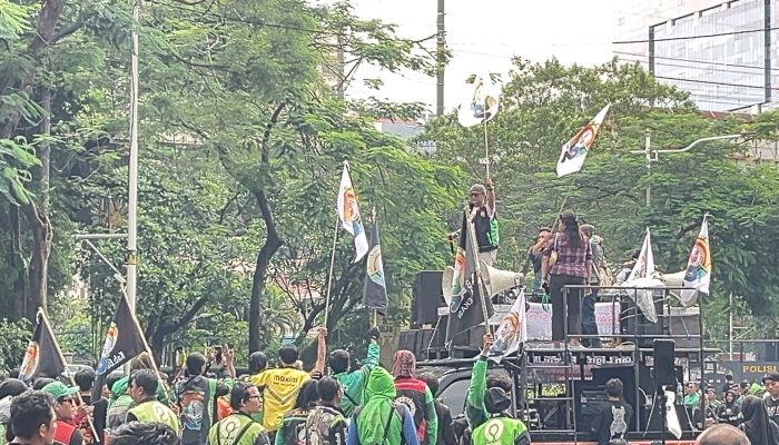 Ojol Bertahan di Tengah Tekanan Aplikator, Suara Perlawanan Menggema di Merdeka Selatan