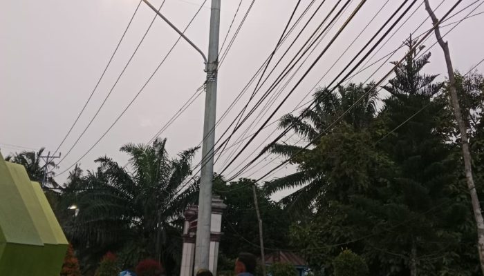 Potensi Membahayakan, Warga Keluhkan Kabel di Simpang 5 Pali Semrawut
