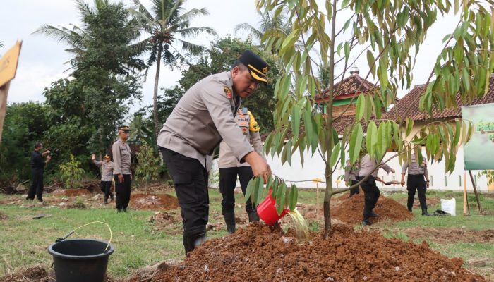Polres Purworejo Tanam Pohon, Dukung Penghijauan dan Ketahanan Pangan