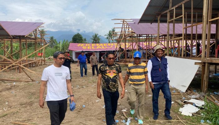 Wakil Ketua DPRD bersana Wakil Gubernur Sumbar Tinju Pembangunan Hunian Sementara di Kapalo Koto