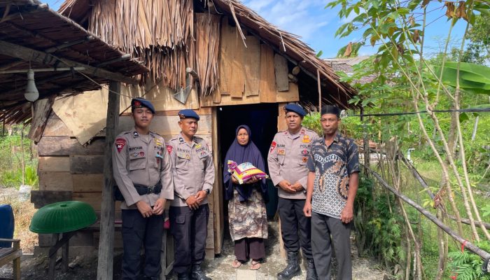 Wujud Kepedulian, Brimob Batalyon C Pelopor Bagikan Zakat Fitrah kepada Warga Nagan Raya