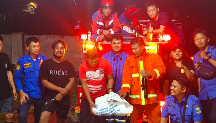 Damkar Pesisir Barat Evakuasi Sarang Tawon di Pekon Seray, Warga Sempat Resah