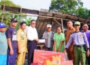 Walikota Prabumulih Turun Langsung dan Serahkan Bantuan Kepada Warga Yang Terdampak Musibah