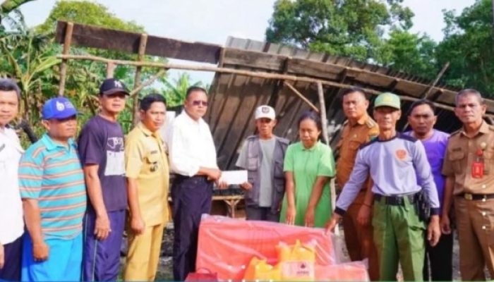 Walikota Prabumulih Turun Langsung dan Serahkan Bantuan Kepada Warga Yang Terdampak Musibah
