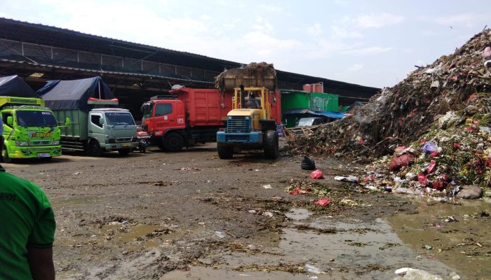 Sampah 6.970 Ton di Kramat Jati Dibersihkan, Pasar Jaya Kerahkan 20 Truk