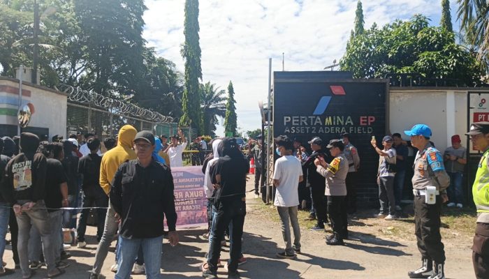 Pertamina Adera didemo Masa Tuntut Rekrutmen Terbuka