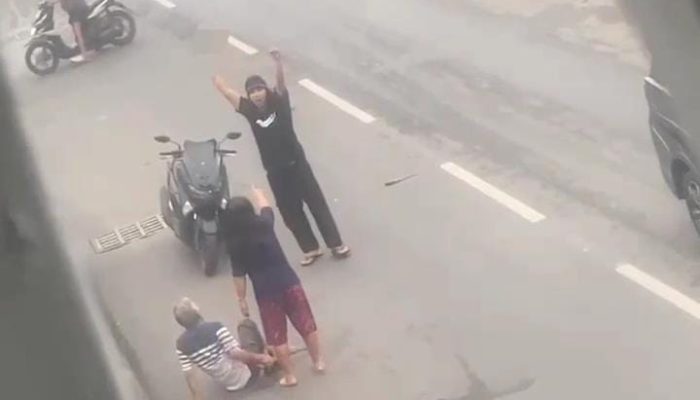 Pembacokan Di Pasar Kliwon, Seorang Lansia Tersungkur, Pelaku Melarikan Diri