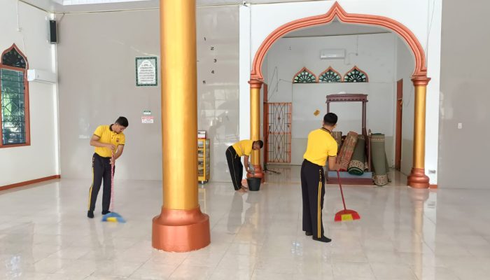 Brimob Hadir untuk Negeri, Personel Batalyon C Pelopor Gelar Aksi ASRI di Masjid Jami’ Hijriah