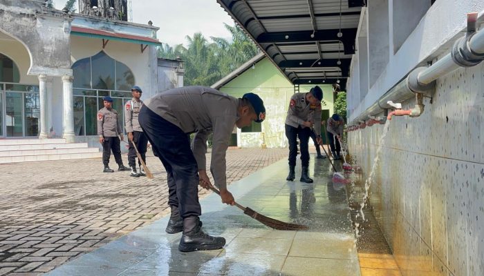 Brimob Batalyon C Pelopor Wujudkan Lingkungan Ibadah Bersih Lewat Aksi ASRI