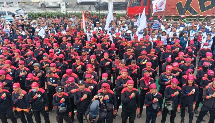 Ribuan Buruh Kepung DPR Hari Ini, FSPMI-KSPI Suarakan Penolakan Upah Murah hingga PHK