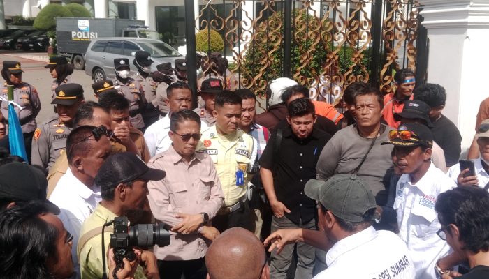 Demo Buruh, Wakil Ketua Evi Yandri dan Sekwan Terima Pendemo
