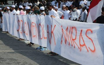 Ribuan Masa Geruduk Kantor Walikota Surakarta: Solo Harua Bebas Miras!