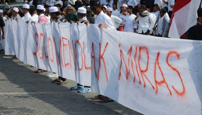 Ribuan Masa Geruduk Kantor Walikota Surakarta: Solo Harua Bebas Miras!