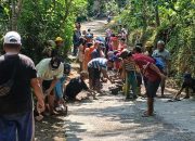 Jalan Rusak Penghubung Dua Kabupaten Diperbaiki Secara Swadaya oleh Warga