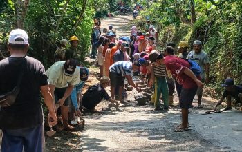 Jalan Rusak Penghubung Dua Kabupaten Diperbaiki Secara Swadaya oleh Warga