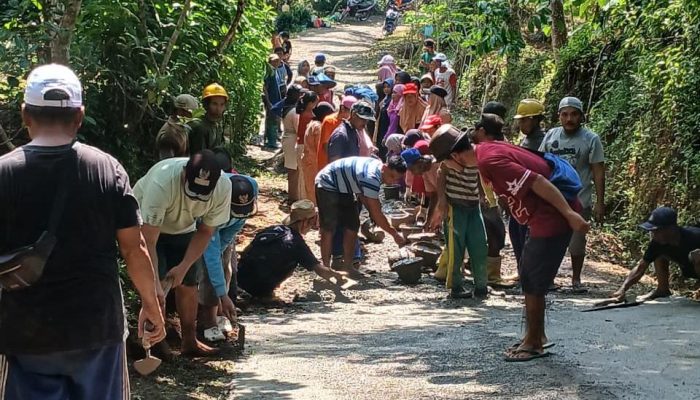 Jalan Rusak Penghubung Dua Kabupaten Diperbaiki Secara Swadaya oleh Warga