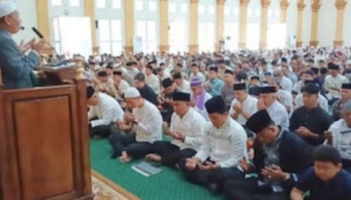 Walikota Prabumulih, H. Arlan Bersama Forkopimda Melaksanakan Sholat Idul Adha 1447 H di Masjid Jami’ Islamic Center, Serahkan Sapi Qurban Untuk Masyarakat