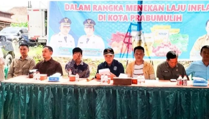 Walikota Prabumulih, H. Arlan yang diwakili Asisten I Dr. Drs H. Aris Priadi.S.H.M.Si., Kembali Menggelar Pasar Murah dan Gerakan Pangan Murah di Kelurahan Sidomulyo