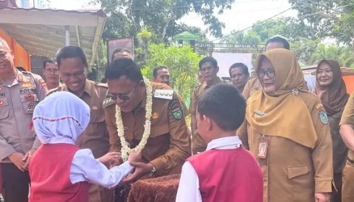 Walikota Prabumulih, H. Arlan Hadiri Sekaligus Meresmikan Musholla As-Salam di SD Negeri 12 Prabumulih