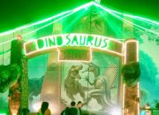 Wahana Dinosaurus Jadi Primadona Baru di Pasar Rakyat Grebeg Besar Demak   