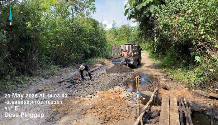 Jalan Antar Desa di Muba Diperbaiki, Kolaborasi CSR dan Gotong Royong Warga   