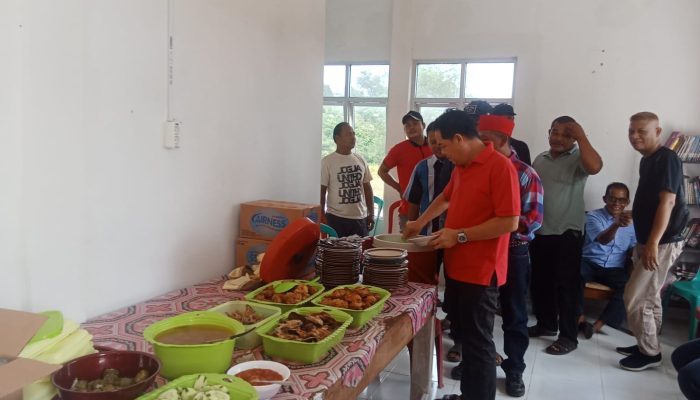 Gelar ‘Makan Jumat Marhaen’, DPC PDIP PALI Berbagi bersama Warga masyarakat serta pengurus partai