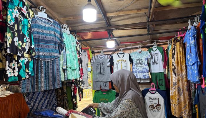 Pedagang Baju di Monas Keluhkan Dampak Kenaikan Harga Plastik, Keuntungan Menyusut