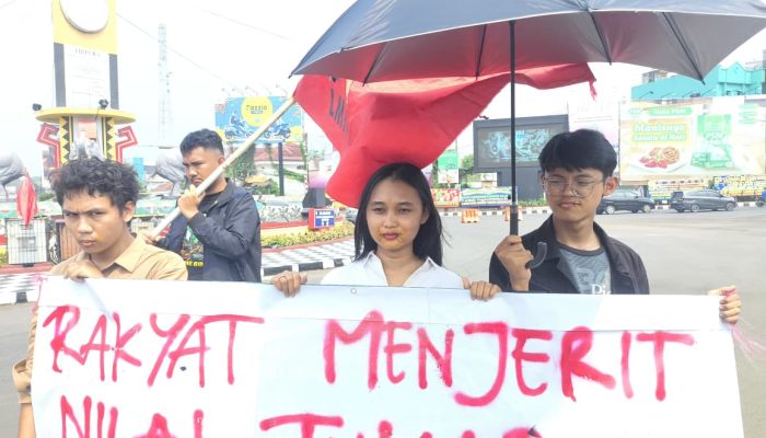 LMND Lampung Lakukan Aksi Jahit Mulut Dalam Menyambut Kedatangan Presiden Prabowo