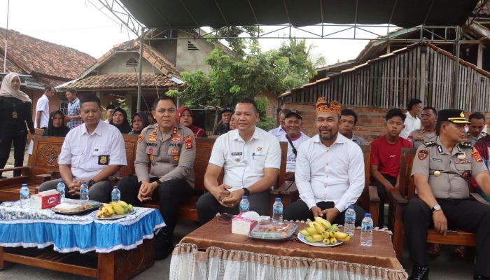Polres Prabumulih Perkuat Pelayanan Sosial Melalui Bantuan MCK Umum dan Bansos untuk Masyarakat