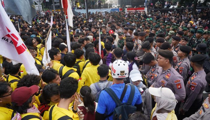 Ribuan Mahasiswa Surabaya Kepung Grahadi, Bawa 7 Tuntutan untuk Pemerintah