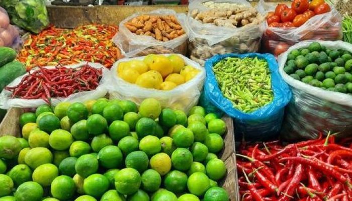 Fluktuasi Harga Bahan Pokok di Surabaya