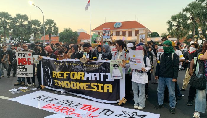 Ratusan Massa “Rakyat Surabaya Menggugat” Gelar Aksi Reformasi Jilid II, Suarakan Kritik terhadap Pemerintah