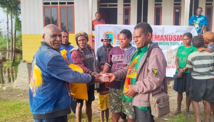 Gereja Kingmi Salurkan Bantuan dari Penonton Film Pesta Babi kepada Pengungsi Internal Papua
