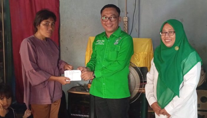 Sambut Harlah PKB ke-28, Ketua DPC PKB PALI Salurkan Bantuan kepada Korban Kebakaran di Desa Benuang
