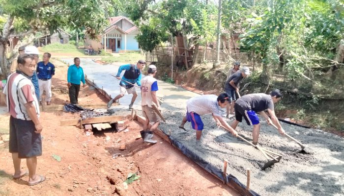 Instruksi Bupati HM Toha Tohet, Jalan Antar Dusun di Supat Timur Dicor Gotong Royong   