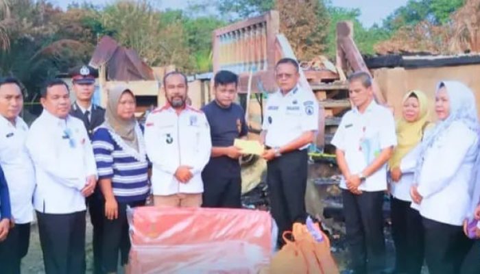 Walikota Prabumulih, H. Arlan, Kunjungi Sekaligus Menyerahkan Bantuan Kepada Korban kebakaran di Desa Pangkul 