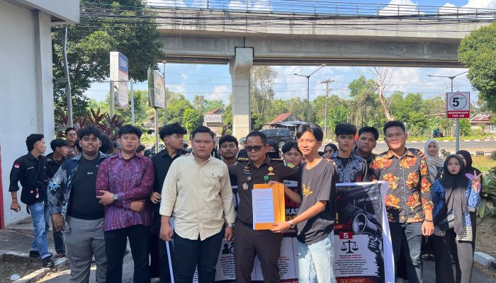 Aliansi Mahasiswa Pemuda Sumatera Selatan Gelar Aksi di Kejati Sumsel, Serahkan Laporan Dugaan Pungutan Dana BOS dan Sertifikasi Guru di Ogan Ilir