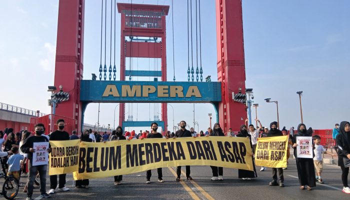“Belum Merdeka dari Asap”: Rawang ID Gelar Aksi Kreatif di Jembatan Ampera